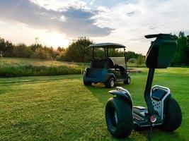 complexe de golf avec le paysage de la mer. vacances d'été. photo