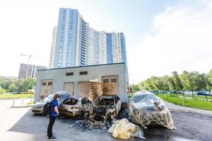 voiture brûlée. mettre le feu aux voitures sur le parking. guerres de bandits, la destruction de la machine à feu après le cocktail molotov. machine à feu déformée. conséquences d'un accident de voiture. endommagé par un incendie criminel photo