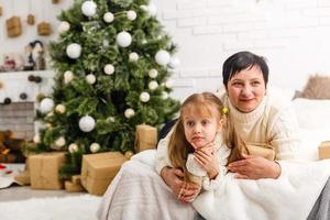 mère et enfants à la maison pour noël photo