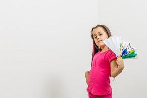 toute la longueur de la belle petite fille je debout et posant sur fond blanc. photo