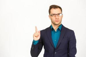 homme debout et présentant quelque chose au-dessus sur fond blanc photo