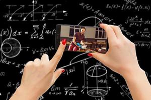 l'homme utilise un téléphone portable, floue l'image de la salle de classe comme arrière-plan. photo