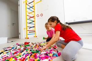 deux mignonnes petites filles jouant à un jeu de rôle à la garderie photo