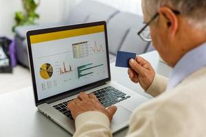 homme âgé faisant des achats sur internet photo