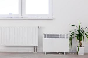 radiateur moderne sur fond blanc. batterie et chauffage photo