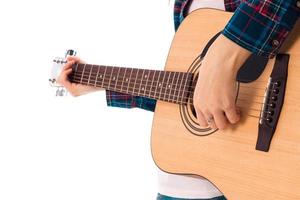 jeune femme jouant de la guitare photo