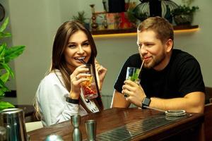 couple s'amusant et riant au bar photo