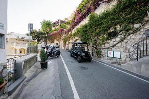 homme conduisant une voiture de golf à positano, italie. photo