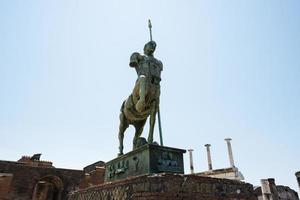 statue d'un ancien lancier sur le forum de l'ancienne ville de pompéi, italie. photo