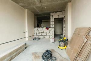 intérieur d'une maison en construction. rénovation d'un appartement photo