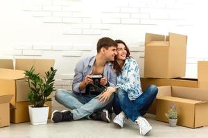 couple emménageant dans la maison photo