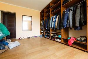 armoire avec des choses dans la vieille maison, des vêtements pour hommes. intérieur. photo