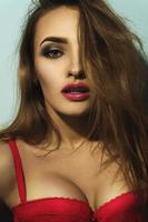 portrait de belle fille en lingerie rouge et maquillage lumineux photo