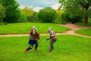 tournoi chevaleresque avec des épées photo