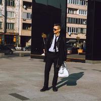 photo carrée pleine longueur d'un homme d'affaires en costume à la mode à l'extérieur