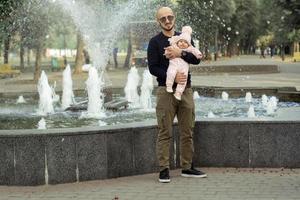 père heureux avec sa petite fille photo