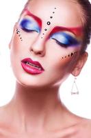 Superbe femme adulte avec maquillage multicolore sur fond blanc photo