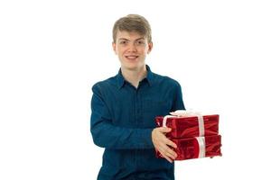 beau jeune homme avec des cadeaux dans les mains photo