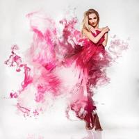 magnifique jeune blonde adulte en robe rose avec de la fumée photo