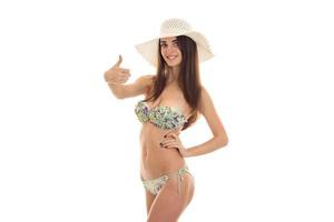 joyeuse jeune femme aux gros seins naturels en maillot de bain avec motif floral souriant et montrant les pouces vers le haut isolé sur fond blanc photo