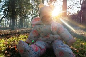 joyeuse petite fille joue avec des cônes dans le bois photo