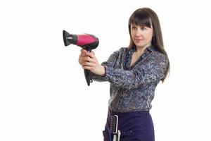 coiffeur de jeune femme adulte avec un sèche-cheveux dans les mains photo