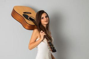 femme brune avec une guitare dans les mains photo