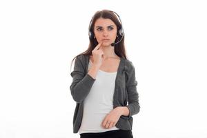 la jeune fille maussade regarde vers l'article avec des écouteurs photo