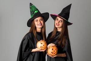 filles gaies dans des vêtements de style halloween photo