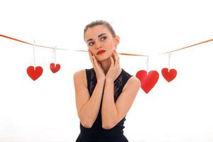 notion de saint valentin. amour . jeune fille avec coeur rouge isolé sur fond blanc en studio photo