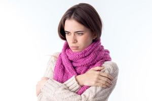 jeune fille avec foulard croisa les mains sur les épaules de fond blanc isolé photo