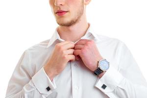 jeune homme avec une horloge et un col de chemise blanche se redresse en gros plan photo