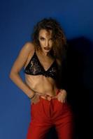 portrait vertical de jeunes femmes sexuelles en pantalon rouge et un soutien-gorge transparent photo