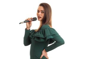 belle dame en robe verte avec microphone photo