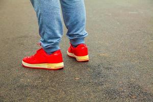 homme en baskets rouges photo