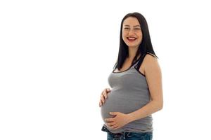 Jeune femme enceinte posant isolé sur fond blanc photo
