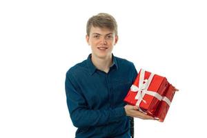 jeune homme avec deux cadeaux rouges dans ses mains photo