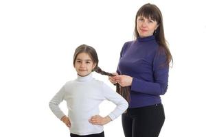 mère mignonne avec sa petite fille posant devant la caméra photo