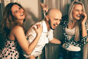 homme avec deux charmantes filles riant lors d'une fête photo