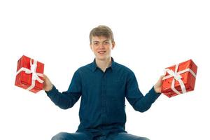 homme avec deux cadeaux rouges dans les deux mains photo