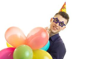 drôle de jeune homme lors d'un anniversaire de fête costumée photo