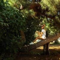 jeune fille dans une ville tropicale photo