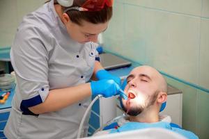 homme ayant des dents examinées chez les dentistes photo