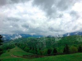 les nuages se lèvent tout droit des montagnes photo