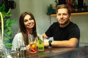 beau couple joyeux au bar photo