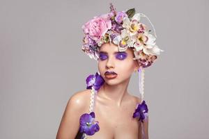 fille avec couronne sur la tête et maquillage dans les tons violets photo