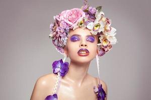 femme avec couronne sur la tête et maquillage dans les tons violets photo