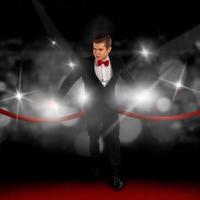 homme en costume sur le tapis rouge et se cachant des paparazzi photo