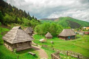 village aux maisons en bois photo