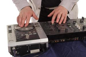 dj avec la table de mixage photo